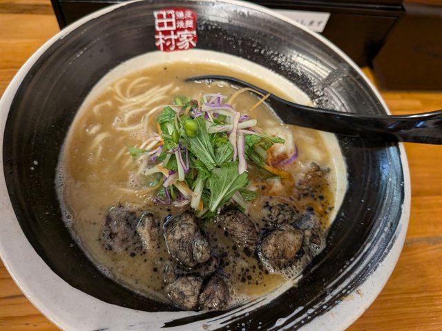 炭火で焼いた鶏がスープに乗った鶏炭焼麺