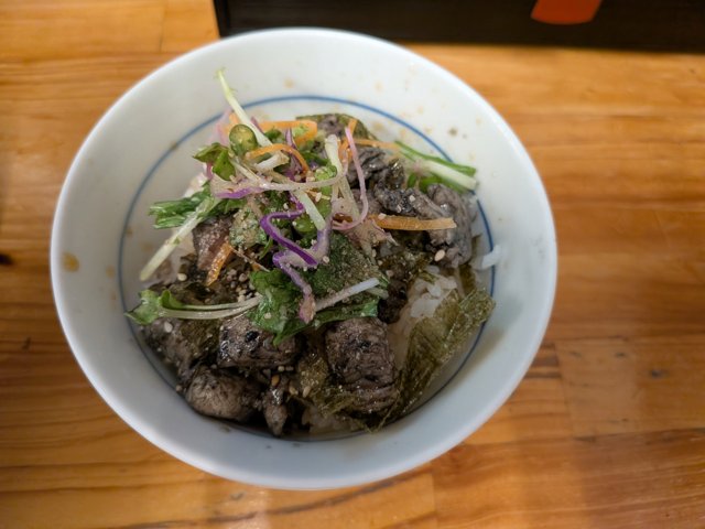 炭焼きの鶏とたっぷりの野菜が乗った鶏炭焼丼