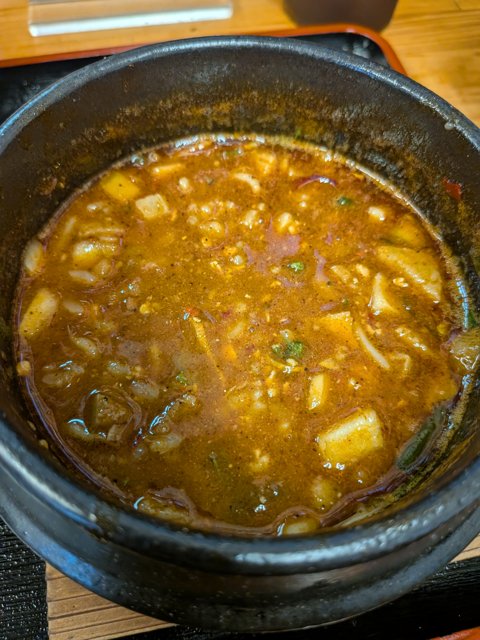 残ったつけ汁。辛みのあるとろみのあるスープ