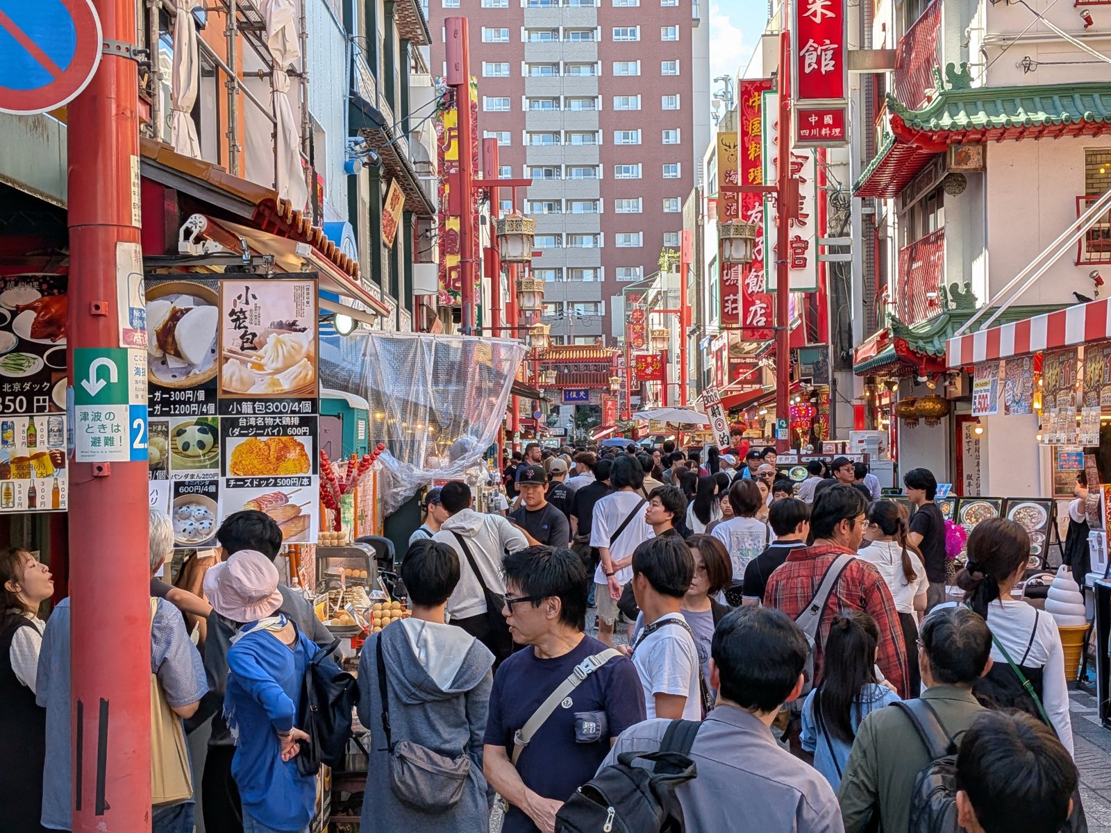 休日の南京町の通り。大勢の人で通りが埋まっている