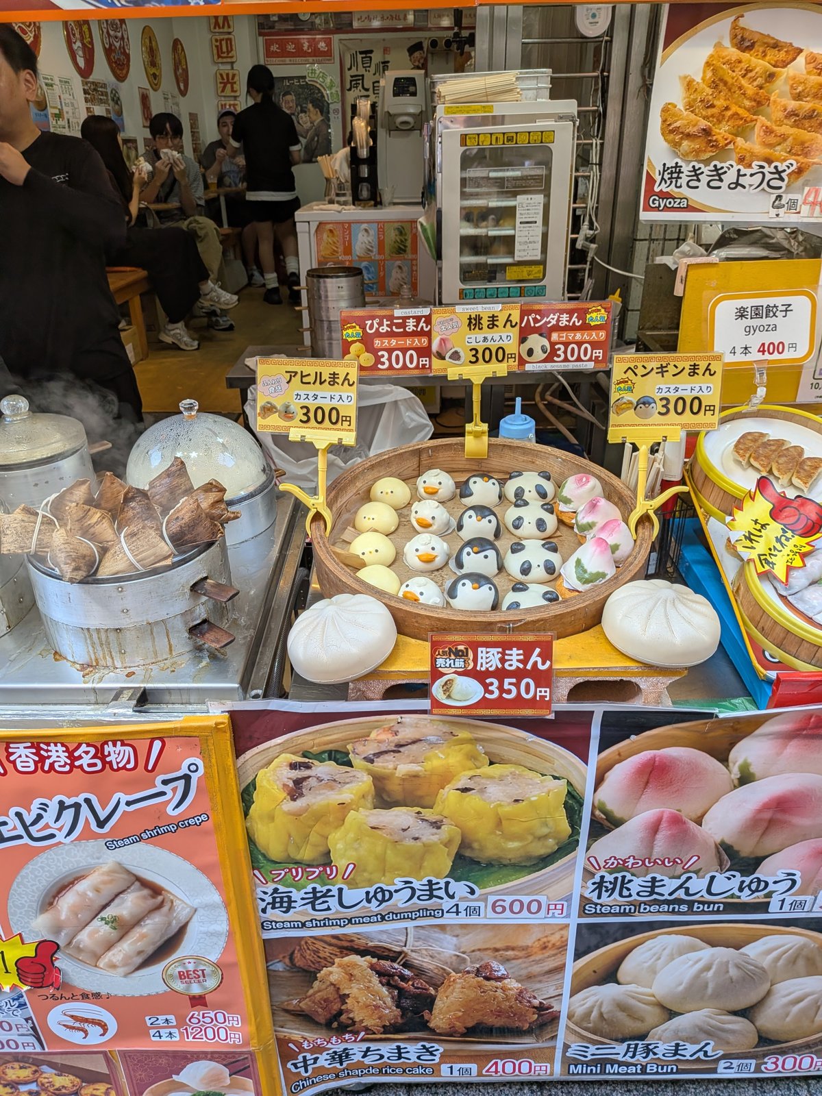 店内にメニューの看板が並ぶ、にぎやかな店の雰囲気