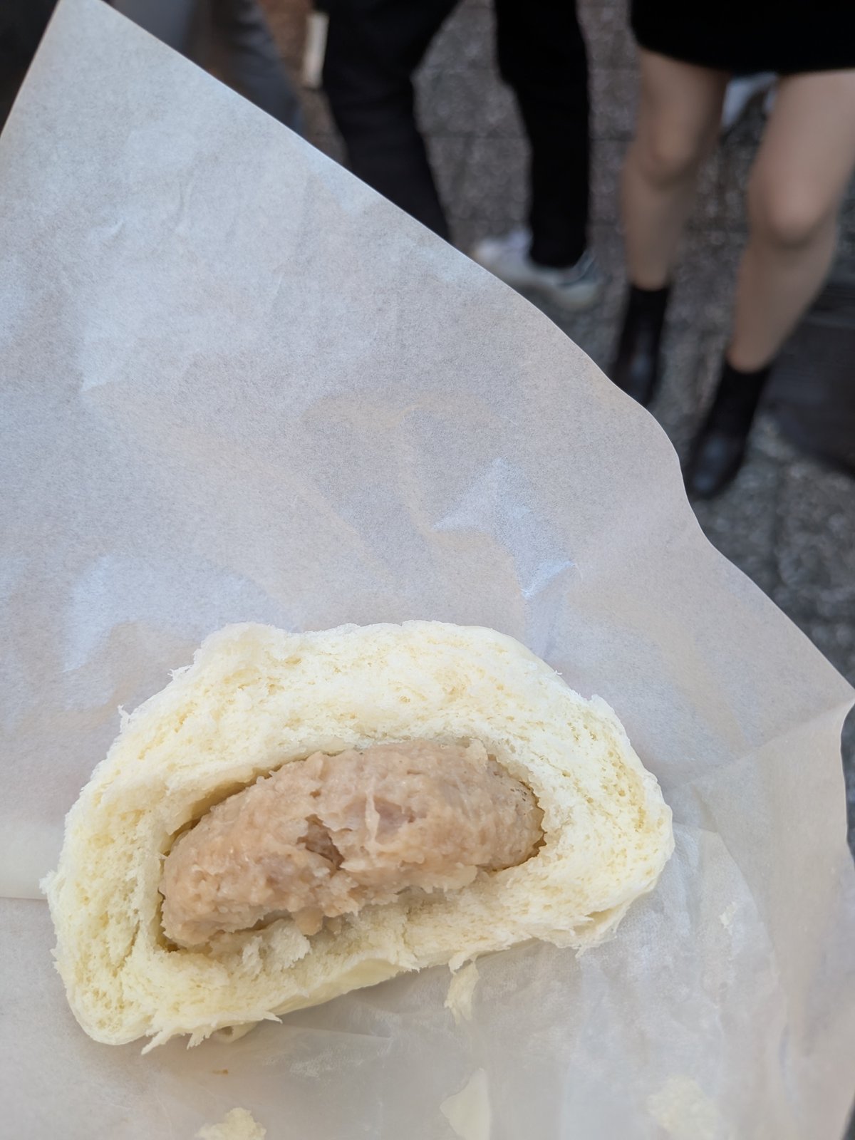 半分に割った豚まん。中にぎっしりとお肉の餡が入っている