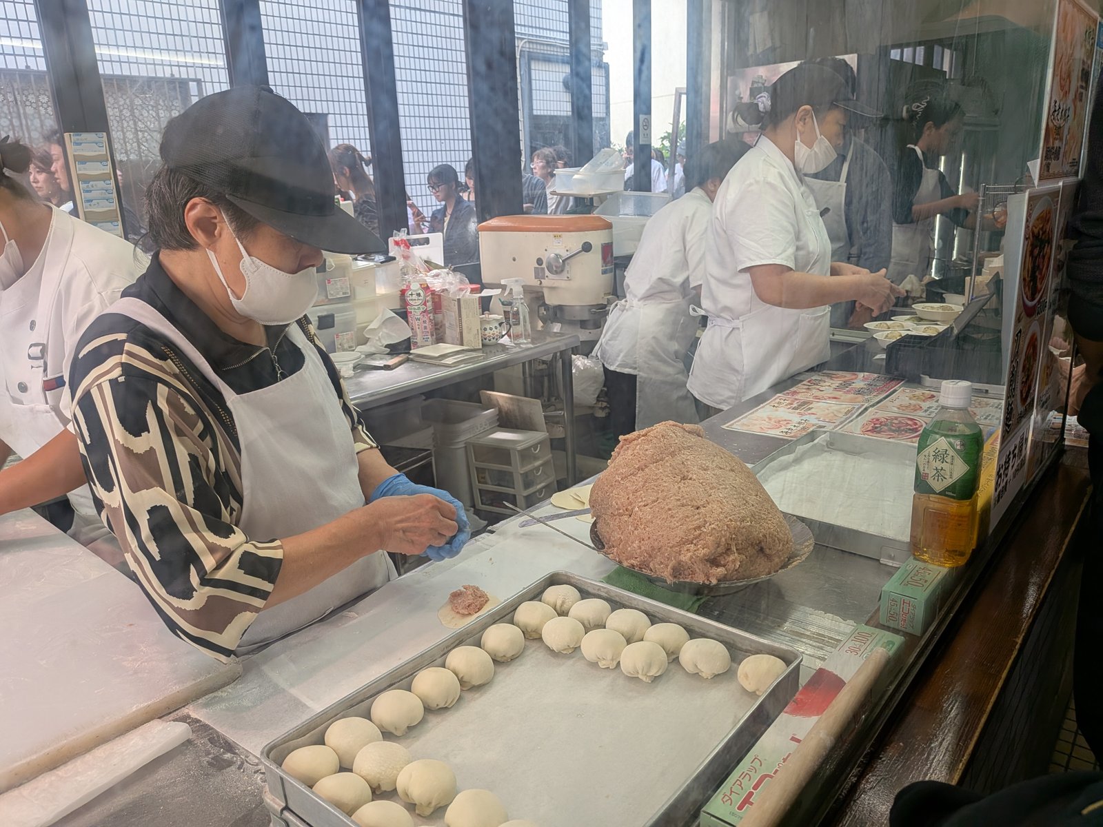 店先で小籠包の生地を成形している作業の様子