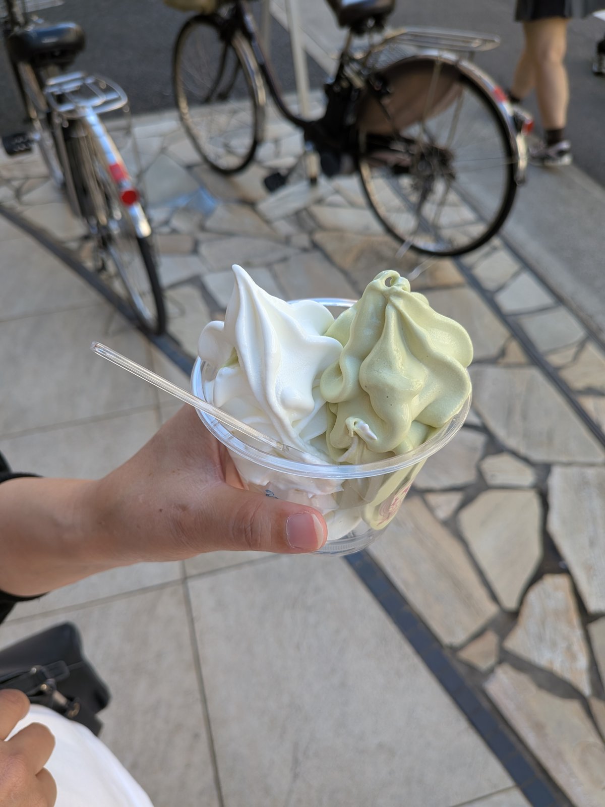 カップに入った、バニラとピスタチオのソフトクリーム
