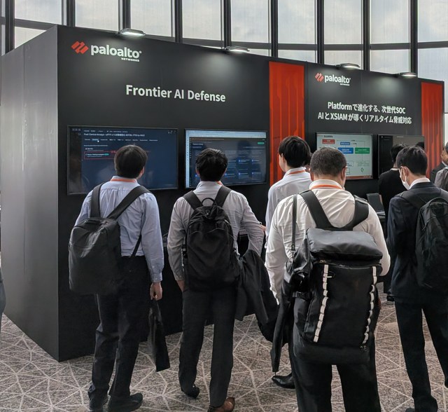 パロアルトのブースの様子。Frontier AI Defenseと次世代SOCのモニターを来場者が見ている