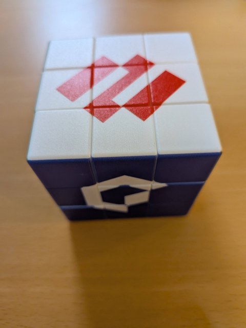 パロアルトのロゴが入った景品のルービックキューブ