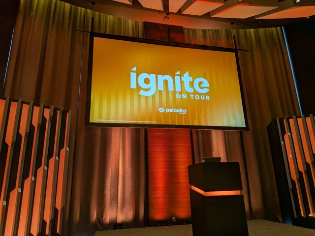 パロアルトのIgnite on Tourのロゴが映し出された会場のスクリーン