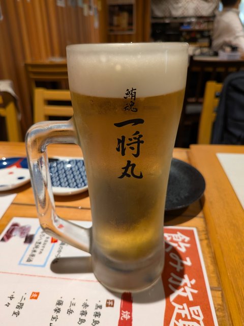 一将丸のロゴが入ったビールのジョッキ