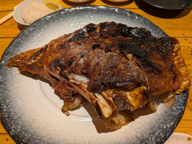 皿いっぱいの大きさで焼き上がったマグロのカマ焼き