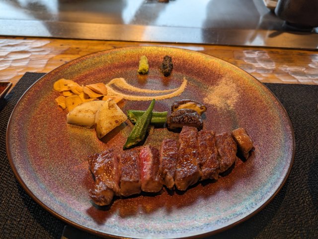 焼き上がった黒毛和牛ロースと付け合わせの野菜