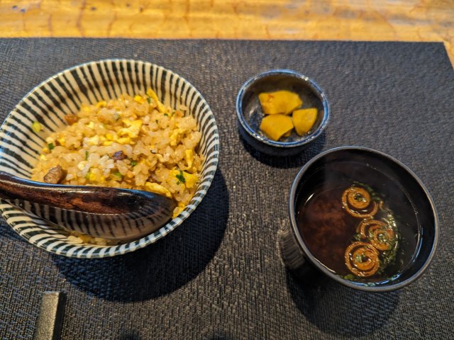 特製ガーリックライスとお漬物、お吸い物