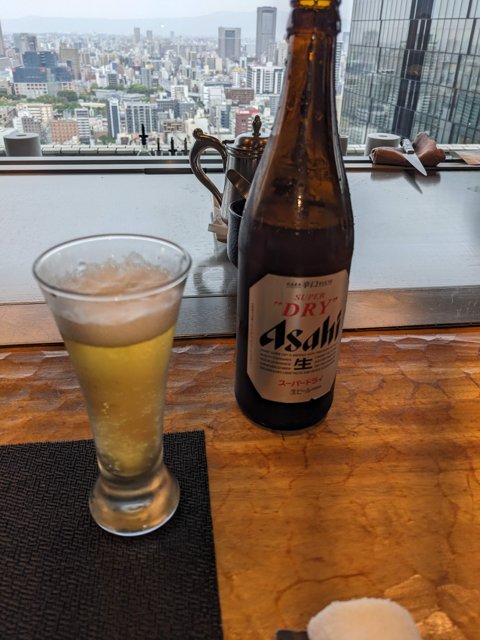 瓶ビールとグラスが置かれた鉄板カウンターの席
