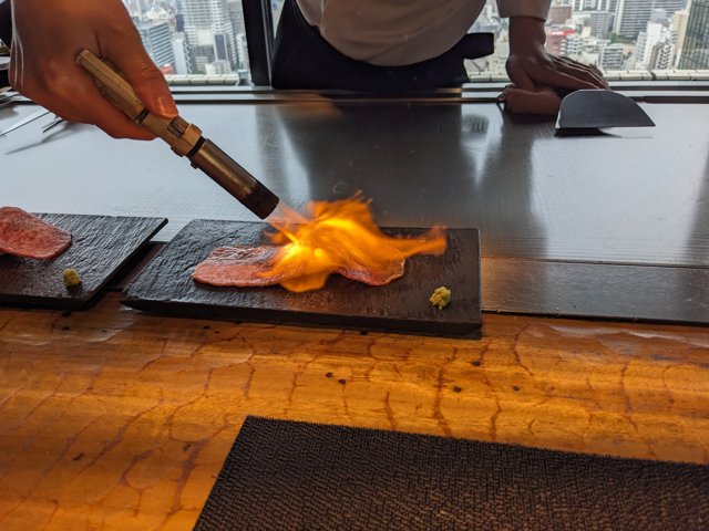 バーナーで炙られる和牛サーロインの炙り寿司