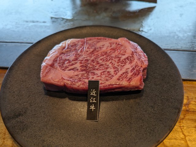 焼く前の黒毛和牛ロース。札には近江牛と書かれている